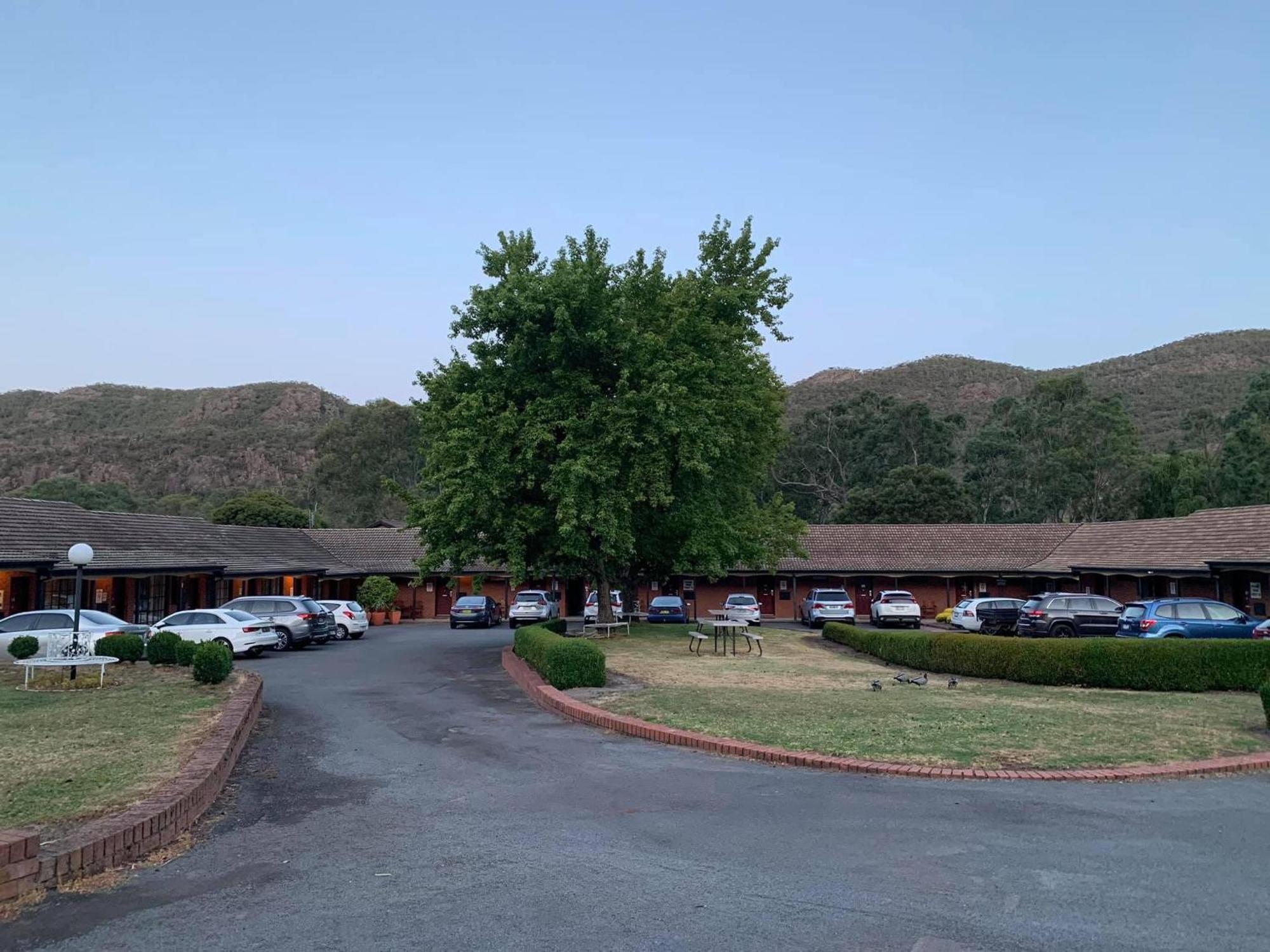 Golden Chain Country Plaza Motel Halls Gap Exterior photo