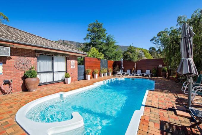 Golden Chain Country Plaza Motel Halls Gap Exterior photo